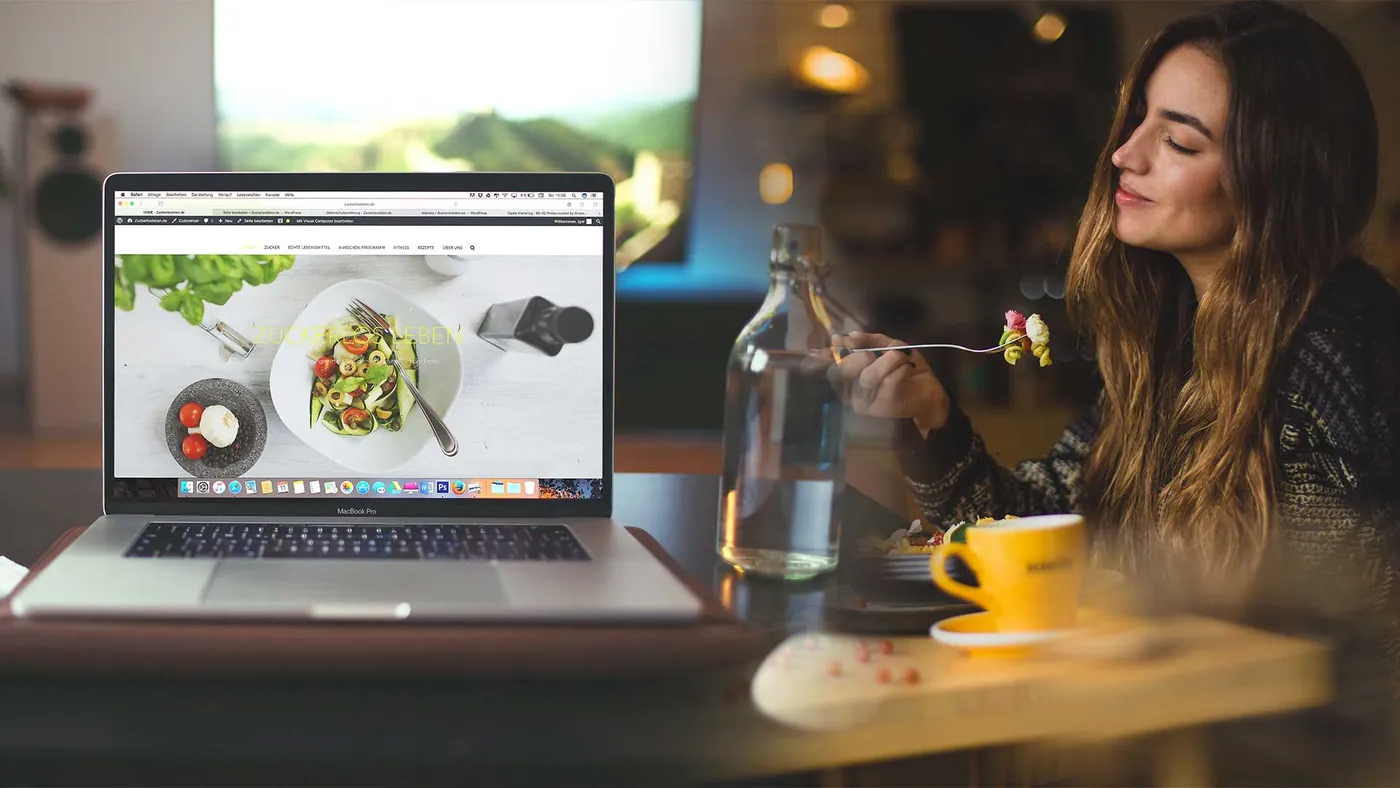 kobieta zamawia jedzenie z internetowej restauracji