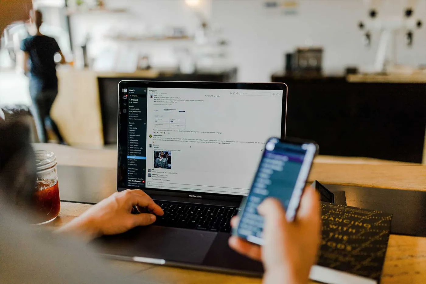 kupowanie obiadu przez internet za pomocą laptopa i smartfona